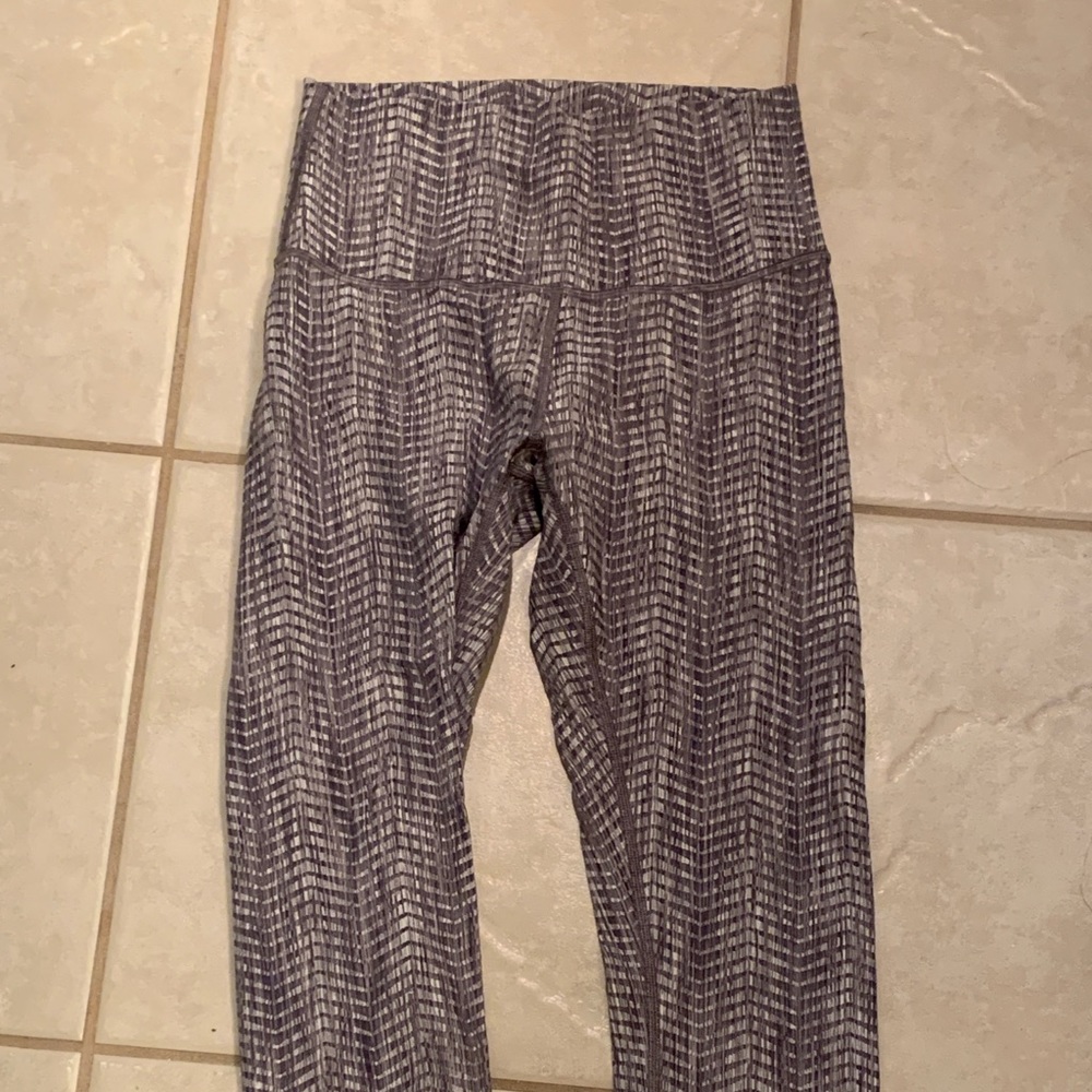Lululemon Wunder under size 6 3/4 length